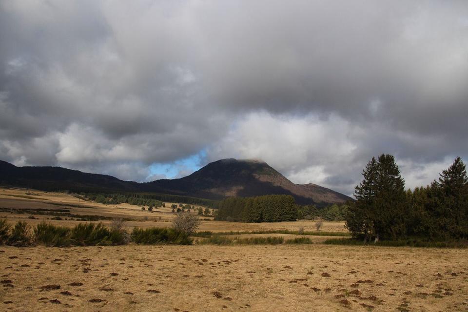 The Day or Hour 5525, the Puy de Dôme seen from the plain of Laschamps, Puy-de-Dôme, Auvergne, Tuesday, March 5, 2019, 12-07-43 - Flickr - Renaud Camus