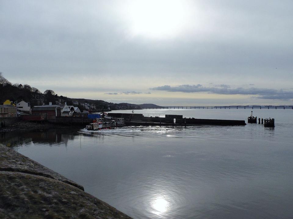 Workboat manoeuvring at old ferry jetty, Newport-on-Tay