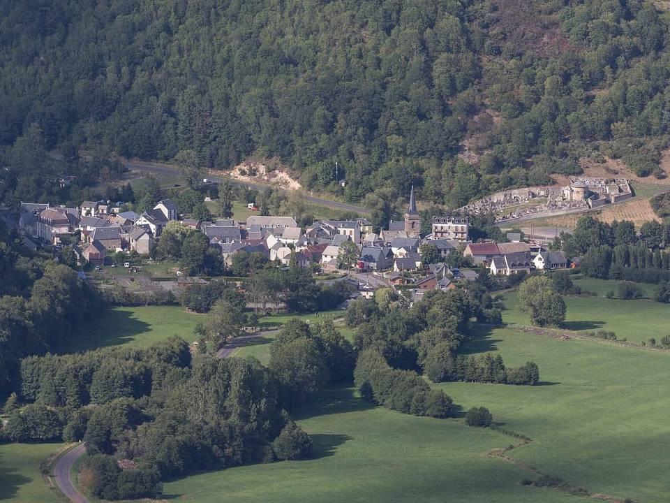 Cycling in Chambon-sur-Lac