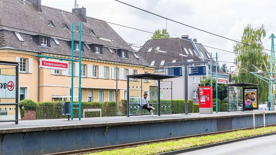 Stadtbahnhaltestelle Kinderkrankenhaus, Köln. Blick Richtung Südosten