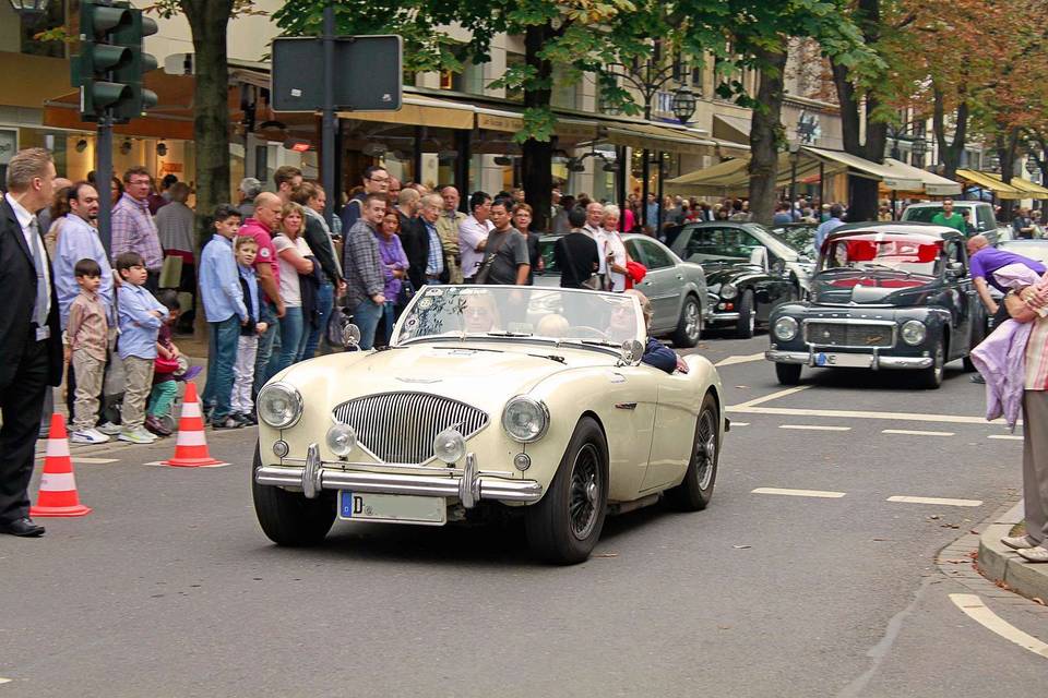 Classics à la Carte. Oldtimerfestival auf der Düsseldorfer Königsallee.
