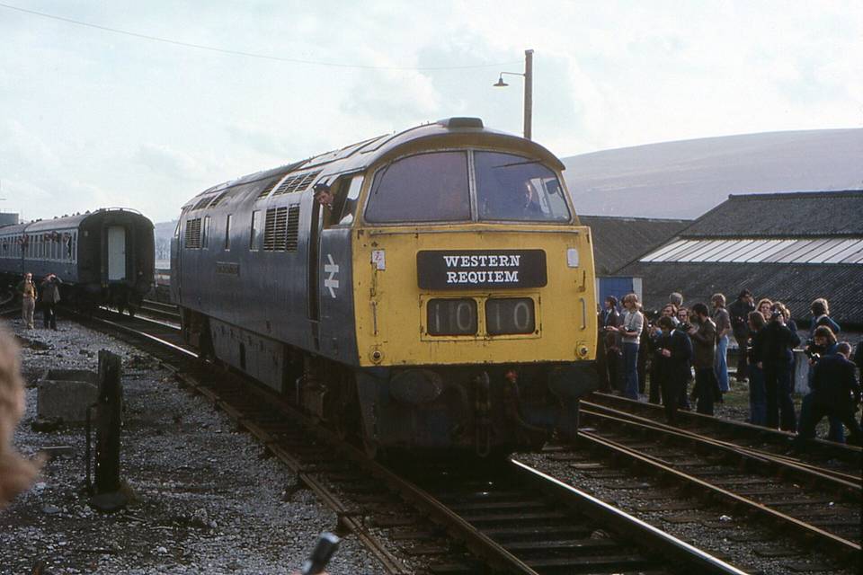 Another shot of the enthusiasm generated by this celebrated class of diesel locomotives. D1010 Western Campaigner on The Western Requiem (Relief) railtour runs around its train somewhere up in the Wel