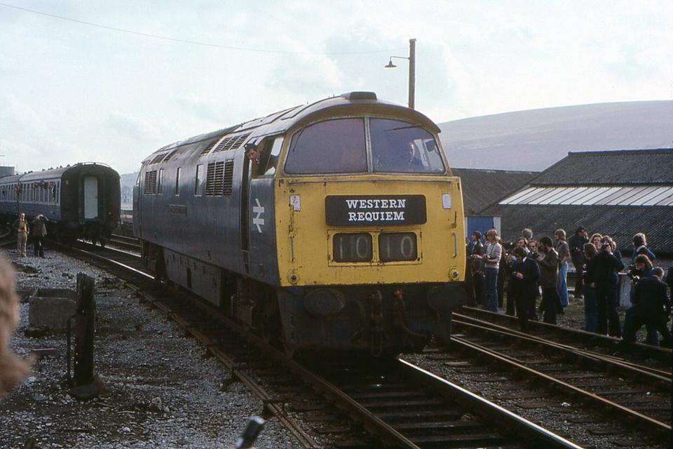 Another shot of the enthusiasm generated by this celebrated class of diesel locomotives. D1010 Western Campaigner on The Western Requiem (Relief) railtour runs around its train somewhere up in the Wel