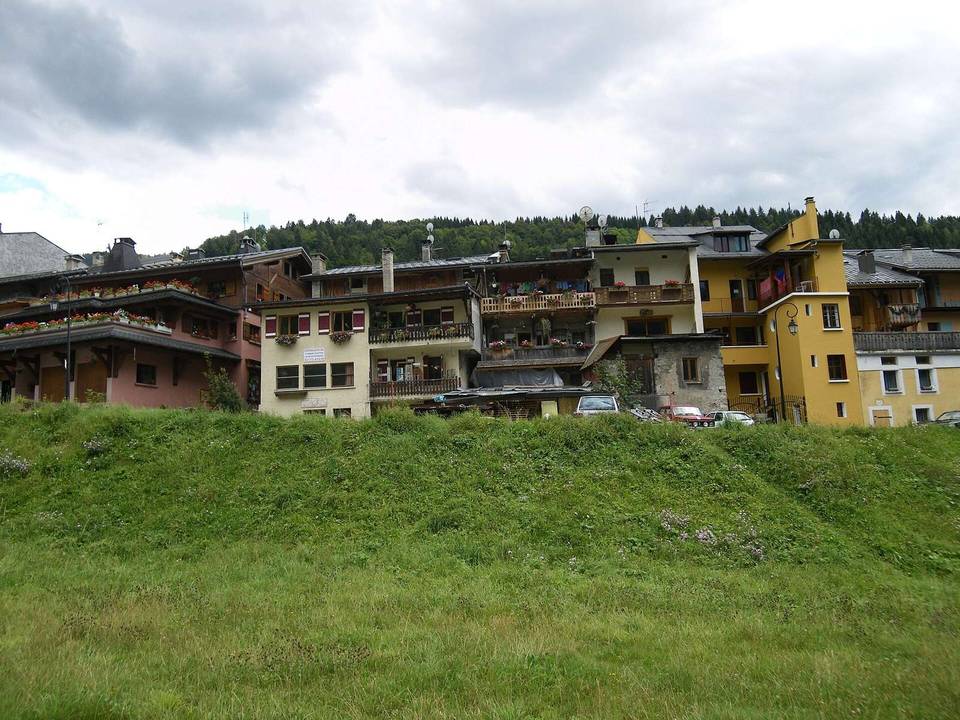 On the road: Col des Saisies from Flumet