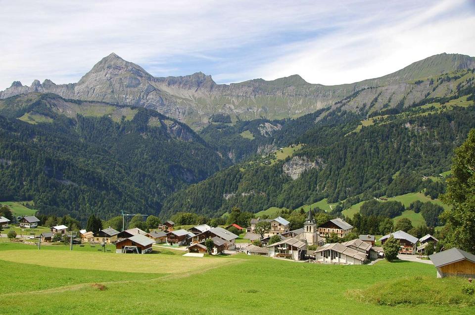 Le centre du village de Crest-Voland (Savoie) vu depuis le hameau de Paravy. Au fond, la chaîne des Aravis et le mont Charvin