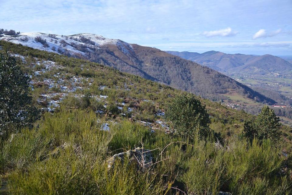 Paysage du Prat d'Albis, au-dessus de Foix (Ariège, France).