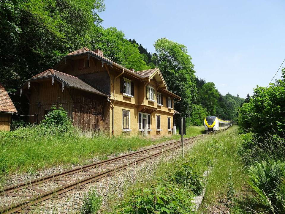 Ehemaliger Bahnhof Höllsteig in der Nähe des Ravenna-Viadukts in Breitnau. Bis Anfang der 1980er Jahre hielten hier noch Züge. Im Jahr 1998 kaufte der Verein Heimatpfad Hochschwarzwald den Bahnhof und