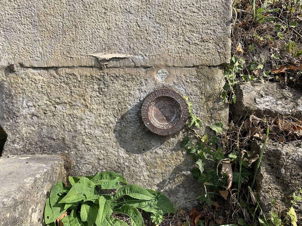 Repère de nivellement sur la fontaine Napoléon, Gex, Ain.