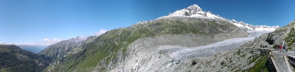 Panoramablick über das Rhonetal bei Gletsch (links unten im Tal) und den Rhonegletscher