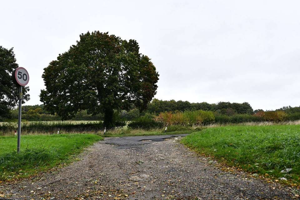 Little Missenden: Track used as a short cut to the A413