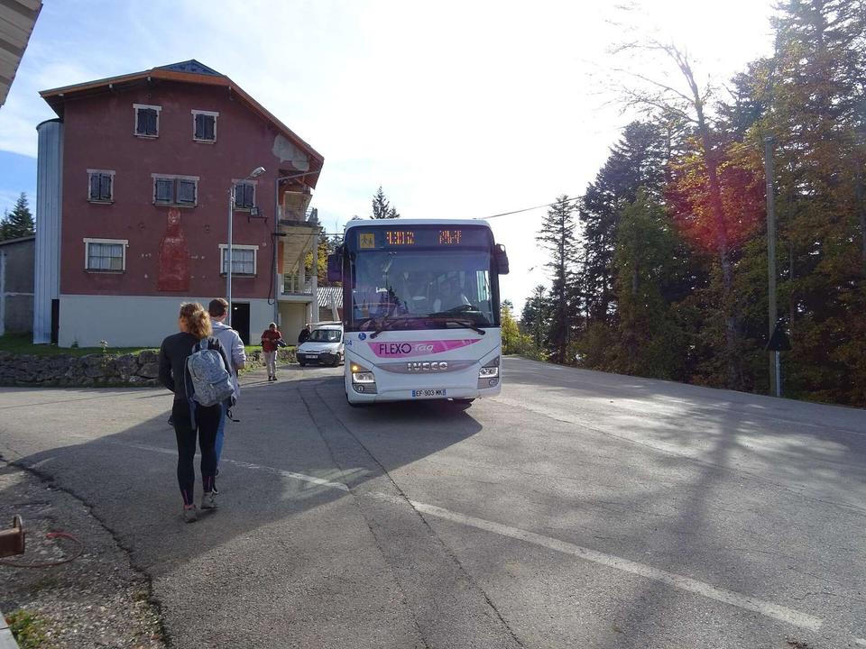 Iveco Crossway assurant la ligne Flexo 62 de la TAG au terminus du col de Porte.