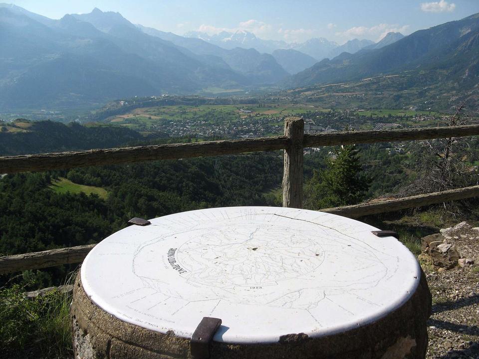 Table d'orientation de Peyre-Haute (commune de Guillestre) placée en 1923 par le Touring-Club de France.