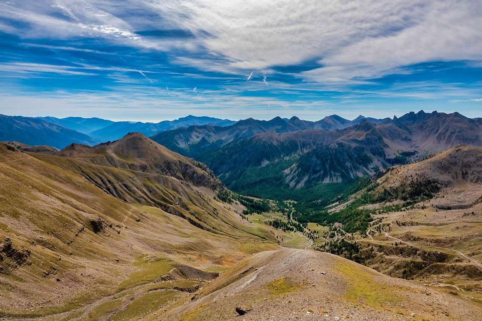 The Bonette pass in the Mercantour National Park allows the connection between the high valley of the Ubaye river and that of the Tinée river. Its elevation (2,715 m) provides a 360° sightseing of the