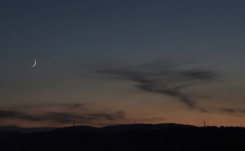 Blick in der späten Abenddämmerung von Kappel bei Lenzkirch zum Feldberg