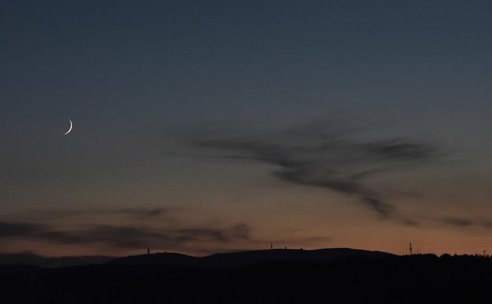 Blick in der späten Abenddämmerung von Kappel bei Lenzkirch zum Feldberg
