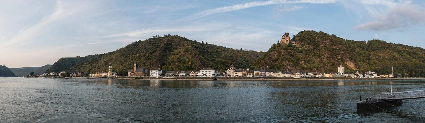 A panorama of St. Goarshausen in evening light as seen from St. Goar