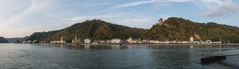 A panorama of St. Goarshausen in evening light as seen from St. Goar