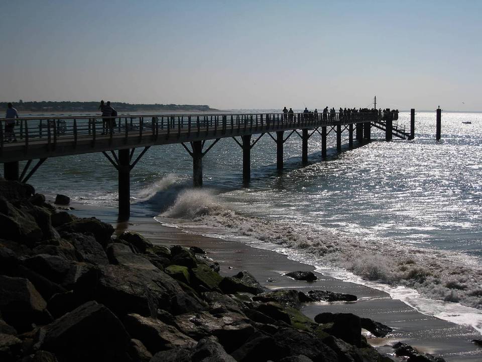 nouvel embarcadère de la Tranche sur mer (reconstruit en 2008 en structure métallique après destruction du précédent en bois
