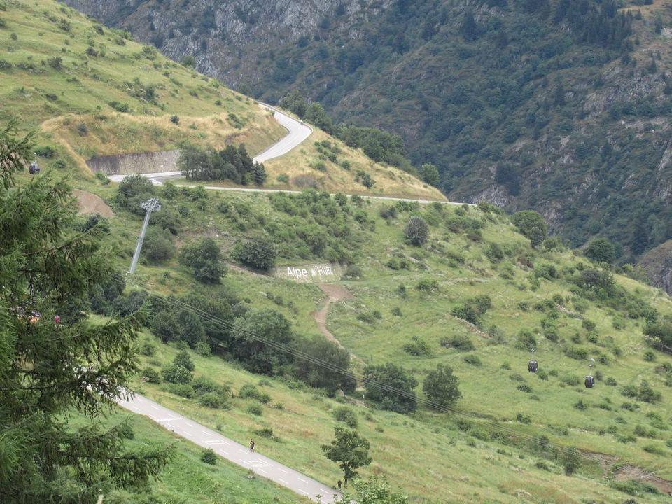 Les virages de l'Alpe d'Huez lors de la dernière étape du Tour de France Femmes 2024