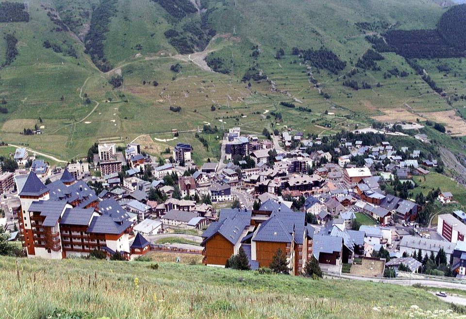 On the road: Les Deux Alpes from Le Bourg-d'Oisans