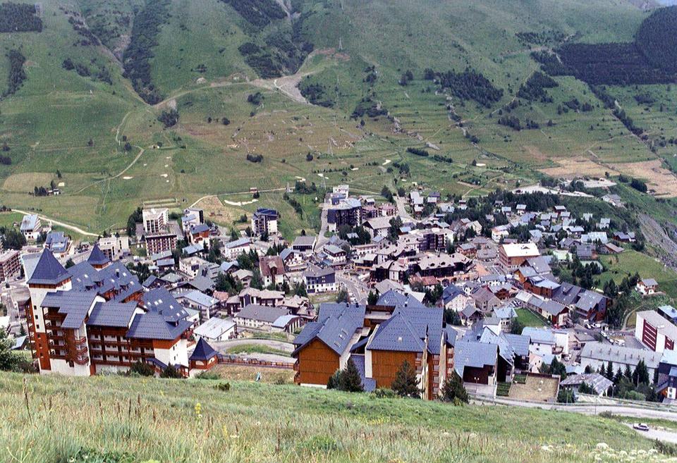 On the road: Les Deux Alpes from Le Bourg-d'Oisans
