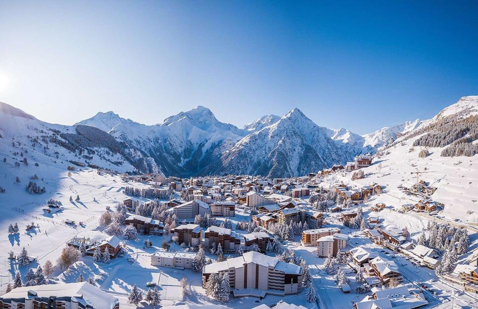 Vue des 2 Alpes enneigé