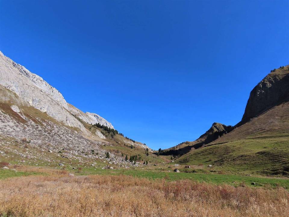 Le col de la Colombière depuis les chalets de Cuillery, Le Grand-Bornand, Haute-Savoie, France