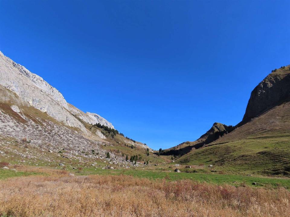 Le col de la Colombière depuis les chalets de Cuillery, Le Grand-Bornand, Haute-Savoie, France