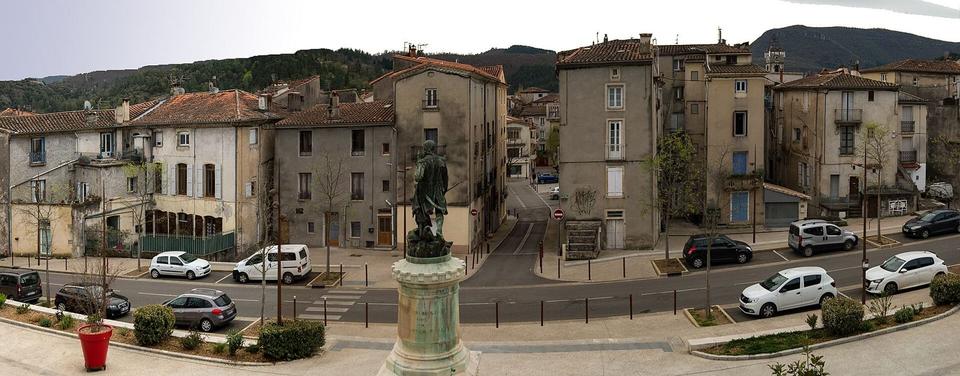 Panorama de vieux immeubles viganais le long du Bd rénové
