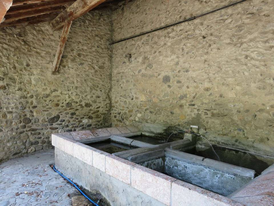 Lavoir situé à Verdun, Ariège, Chemin du Verger