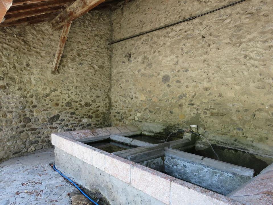 Lavoir situé à Verdun, Ariège, Chemin du Verger
