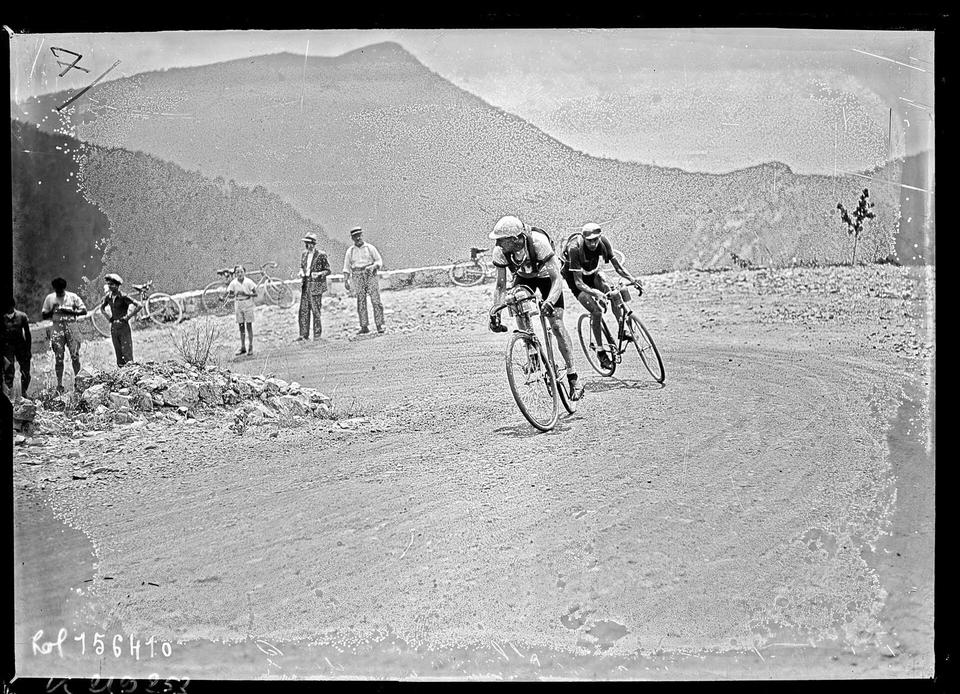 Sujet : Gremo, Felice (1901-1994) Opperman, Hubert (1904-1996) Tour de France (course cycliste) Coureurs cyclistes -- Italie Coureurs cyclistes -- Australie Préalpes (France) Sospel (Alpes-Maritimes, 