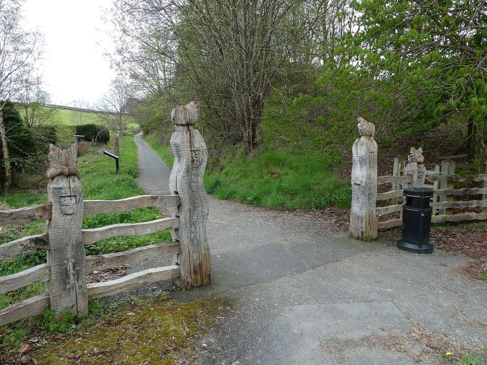 Wood carvings marking start of NCN8 at Rhayader