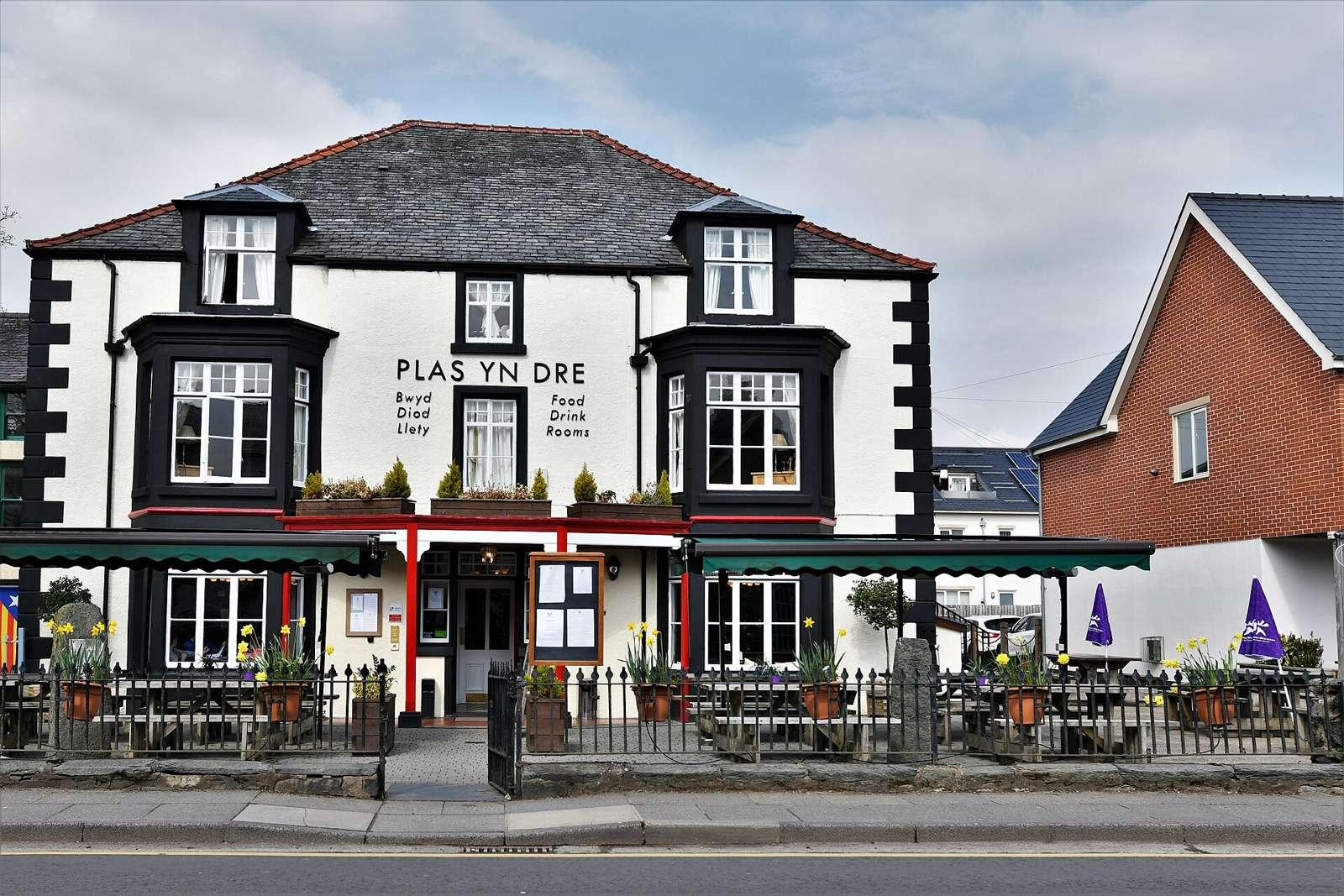 Bala High Street: The Plas Yn Dre inn