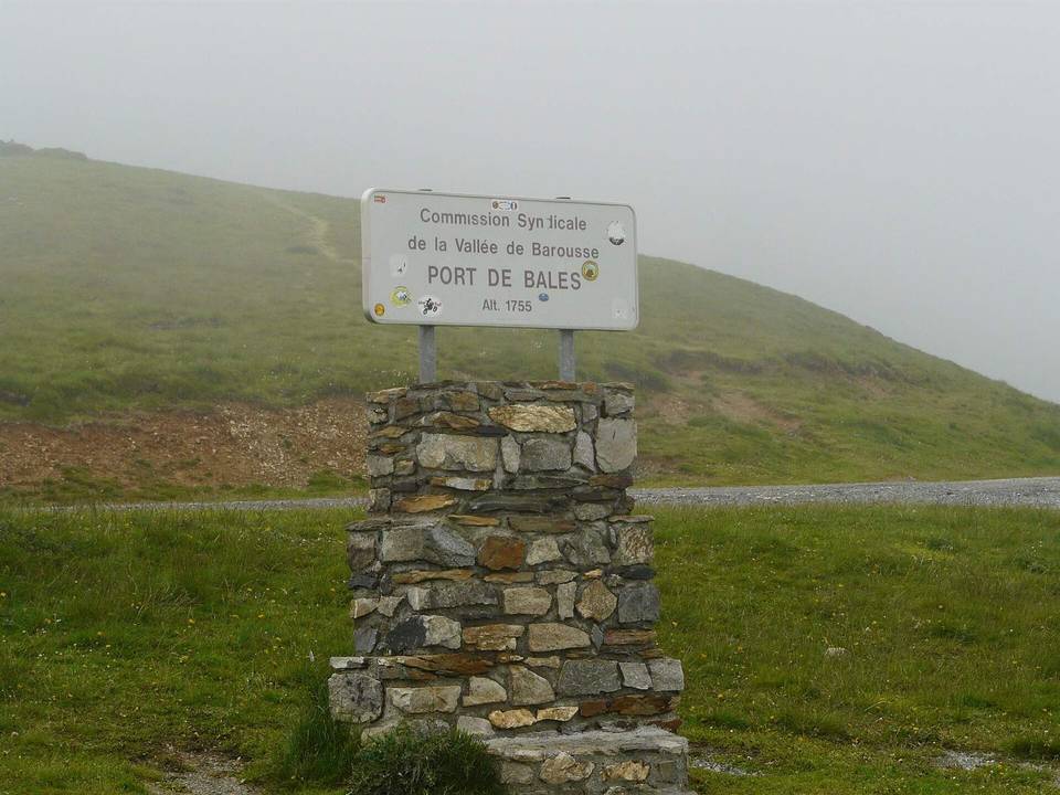 Le port de Balès dans le brouillard. C'est un col qui permet la relation entre la vallée d'Oueil (Haute-Garonne) et celle de la Barousse (Hautes-Pyrénées).