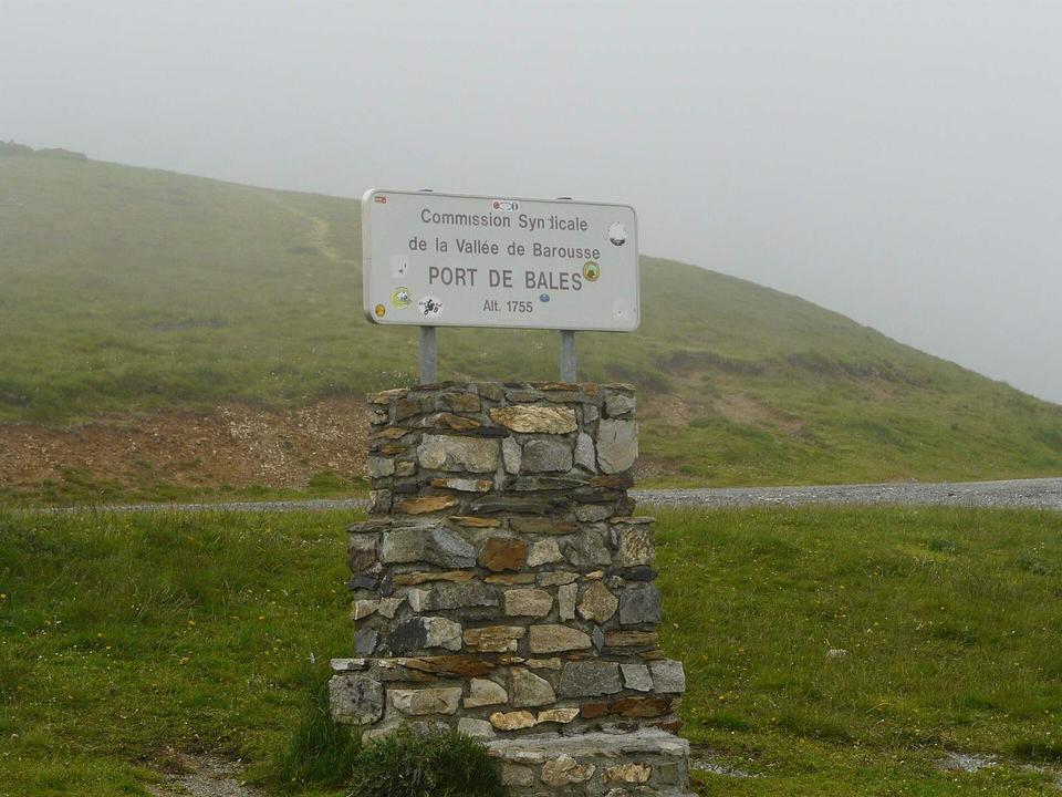 Le port de Balès dans le brouillard. C'est un col qui permet la relation entre la vallée d'Oueil (Haute-Garonne) et celle de la Barousse (Hautes-Pyrénées).