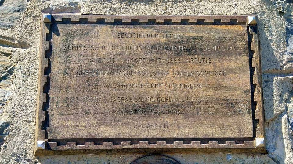 Lapide del monumento al Sacro Cuore sul Monte Fassolino, Meana di Susa