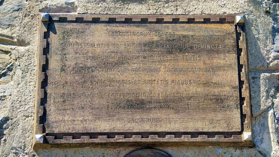 Lapide del monumento al Sacro Cuore sul Monte Fassolino, Meana di Susa