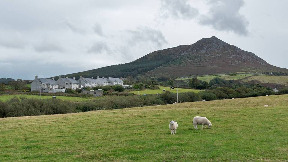 View of houses on Cae'r Llwyn, Dinas, with Garn Fadryn visible in the background