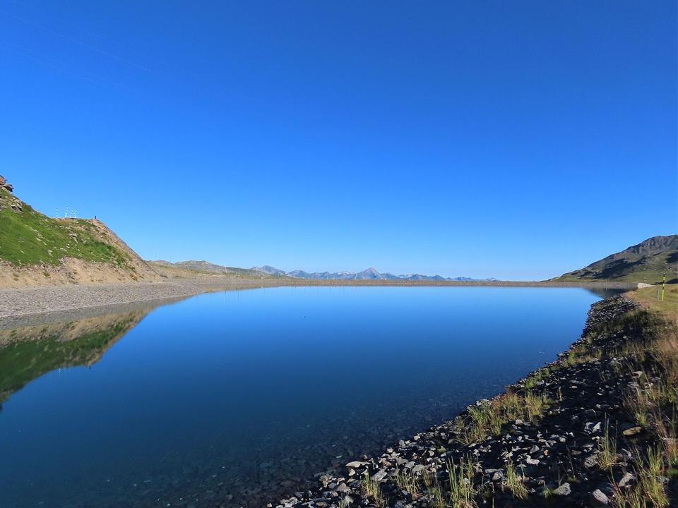 Retenue collinaire au lac de Thorens, Les Belleville, Savoie, France