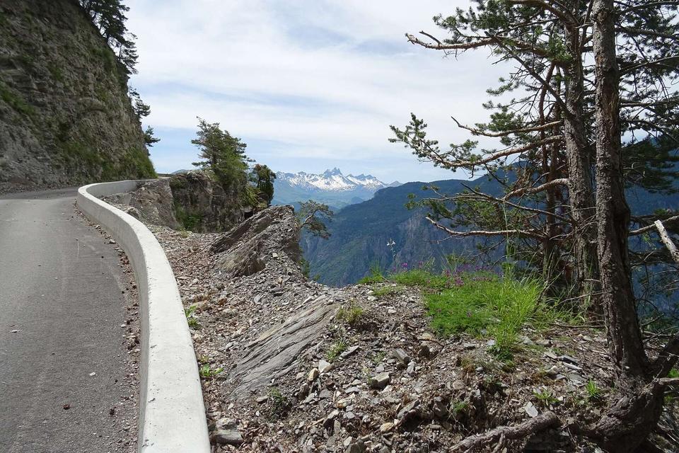 Not the most well known climb in the Maurienne valley, however one of the most beautiful. Starts from Pontamafrey, it is possible to combine this climb with Col de la Madeleine. Length: 13, 1 km Heigh