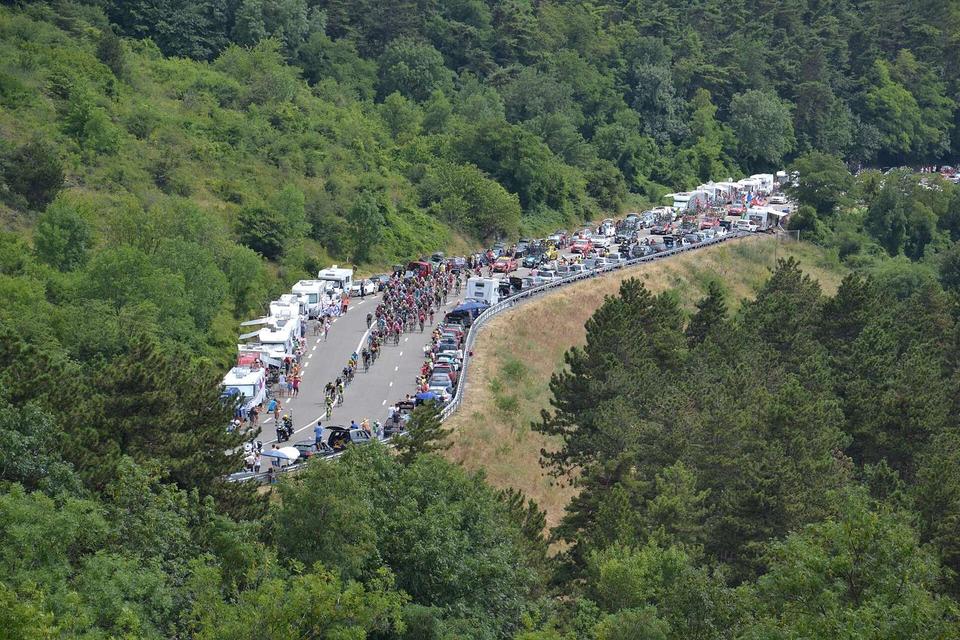 Passage du peloton dans le col de l'Escrinet.