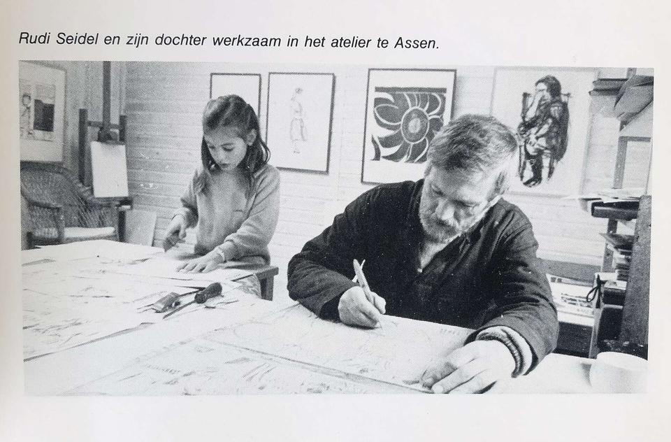 Rudi Seidel aan het werk met dochter in het atelier