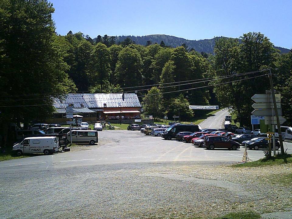 L'auberge La Soulan au col. Sur la droite la route qui continue jusqu'au Mourtis.