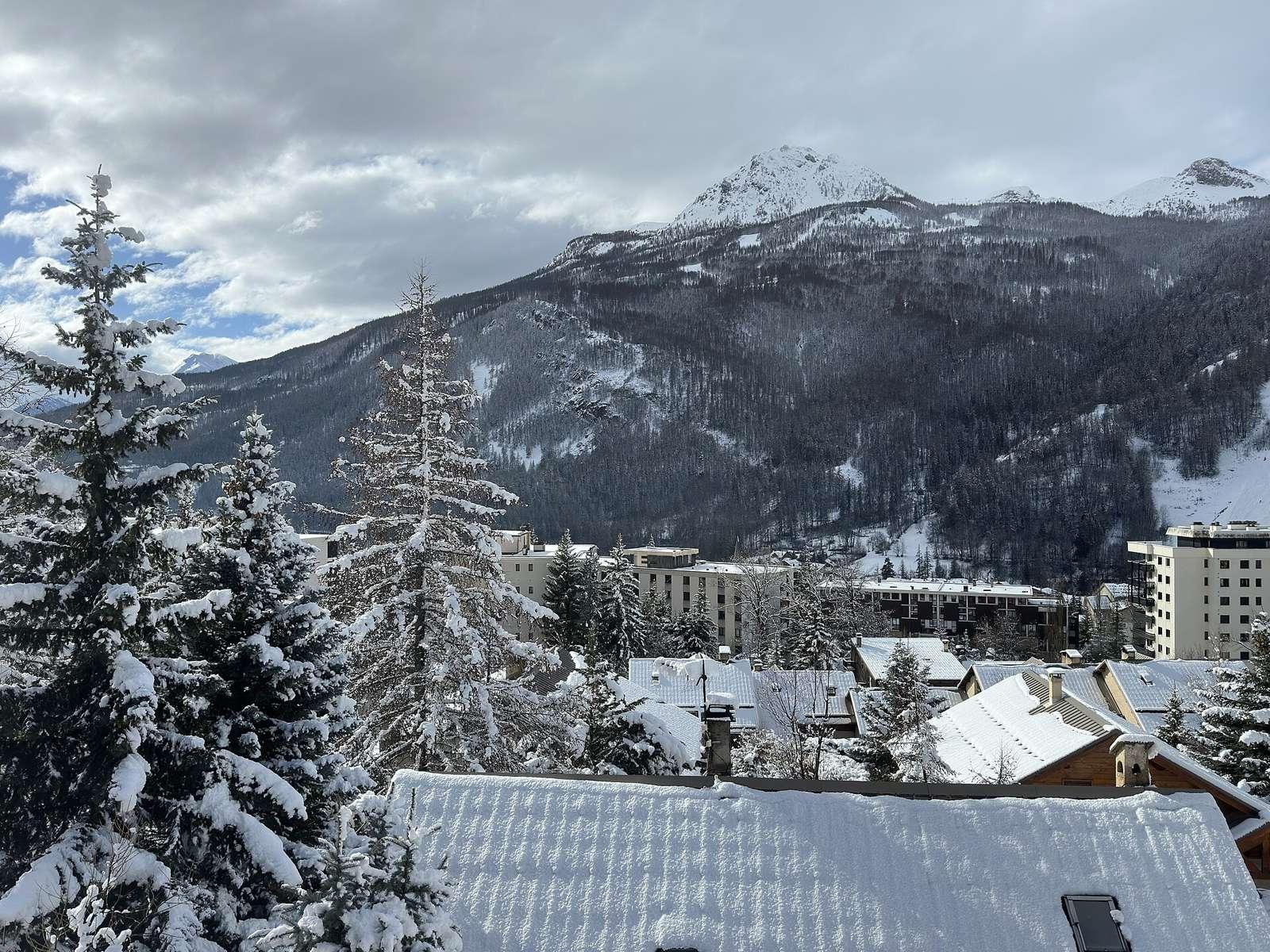 Commune de Saint-Chaffrey pendant l'hiver 2024.