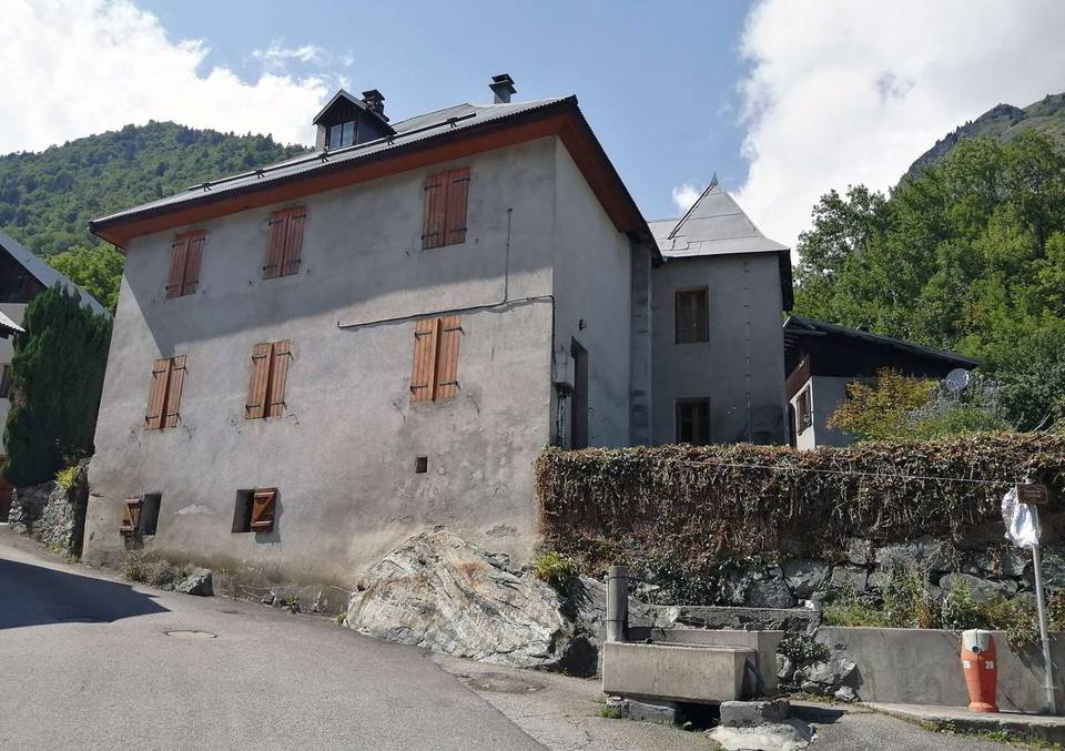 Château de la Sausse à Saint-Colomban-des-Villards. La photo a été prise en août 2025.