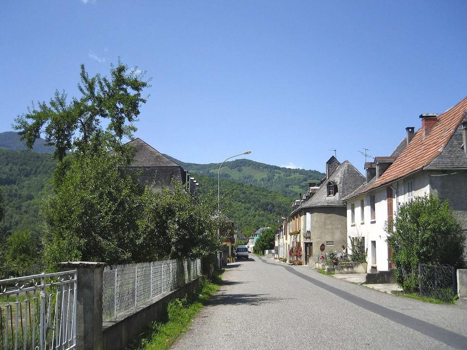 Orgibet (Ariège, France) - Vue de la rue principale.