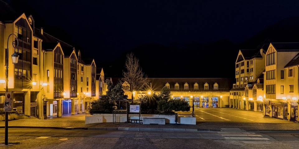 Saint-Jean-de-Maurienne (Savoie, France) - Forum square at night