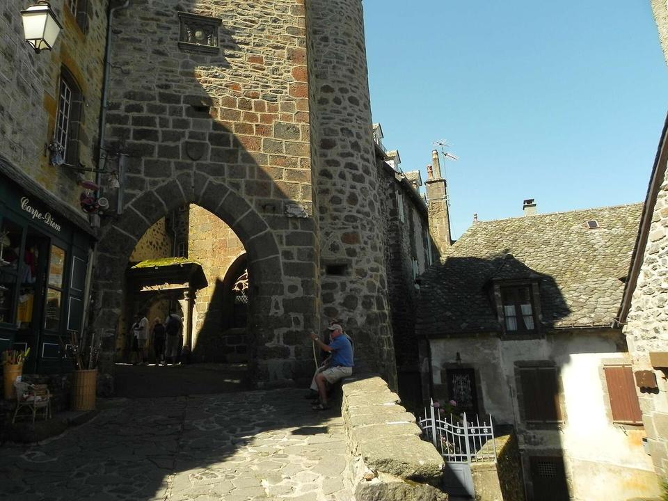 Salers , pays de pierre et de grands espaces, situé entre Dordogne et Puy-Mary