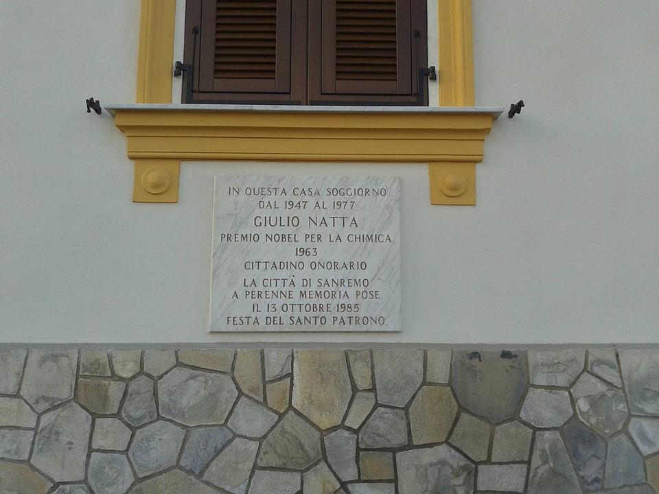 Targa commemorativa del soggiorno di Giulio Natta a Sanremo, lungomare Trento Trieste, dal 1947 al 1977